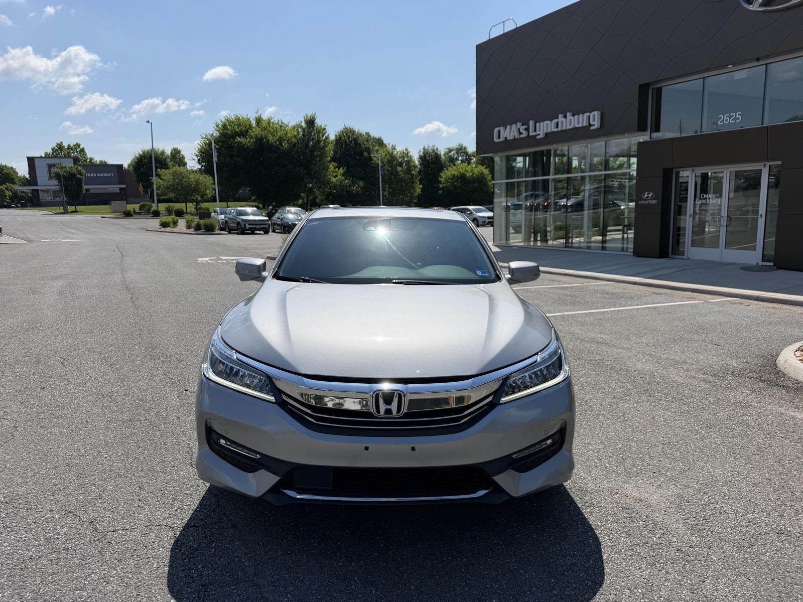 Used 2017 Honda Accord Touring image 2