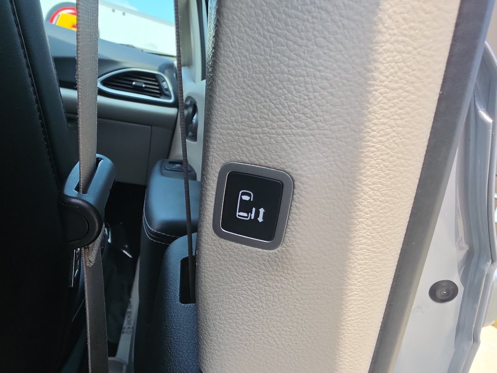 Used 2024 Chrysler Pacifica Touring-L FWD image 13
