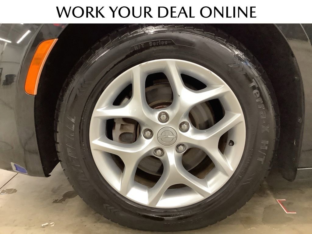 Used 2017 Chrysler Pacifica Touring-L w/ Tire & Wheel Group FWD image 19