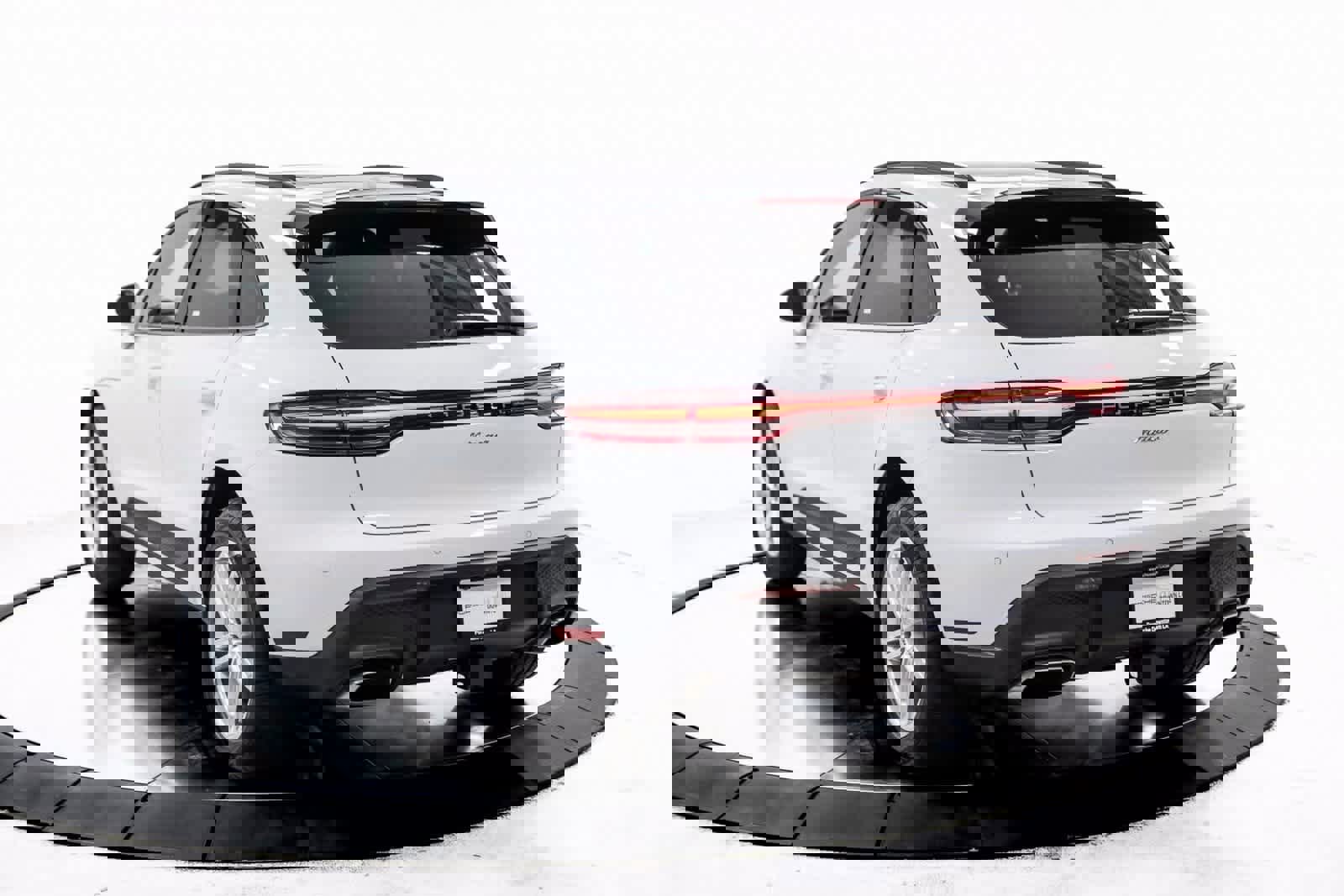 Certified 2025 Porsche Macan image 3