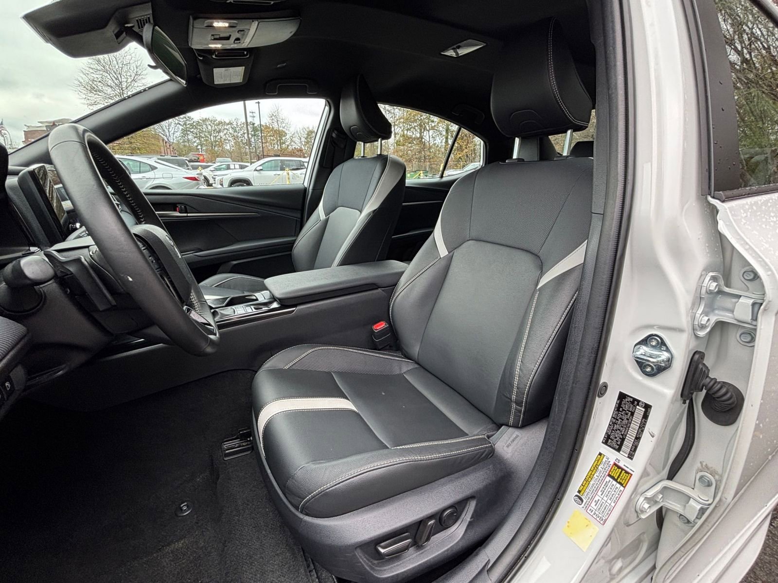 Used 2025 Toyota Camry SE image 36