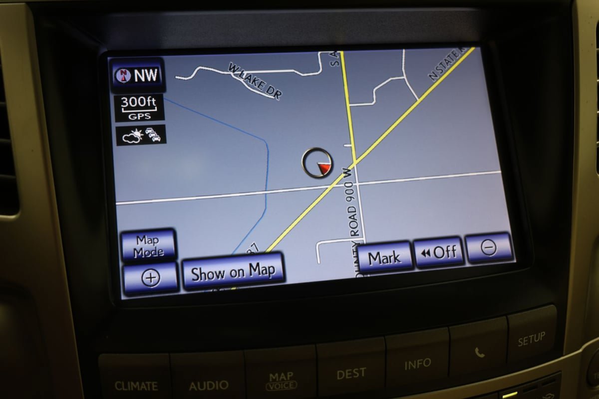 Used 2013 Lexus LX 570 4WD w/ Luxury Pkg w/Pre-crash image 8