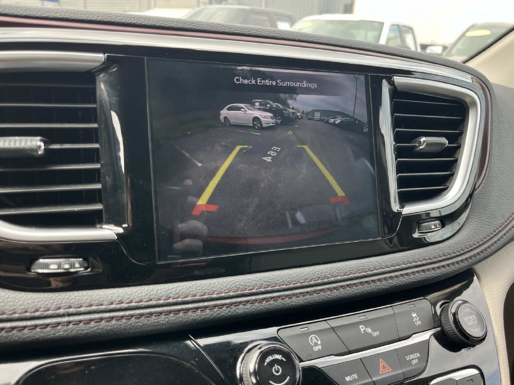 Used 2020 Chrysler Pacifica Limited FWD image 43