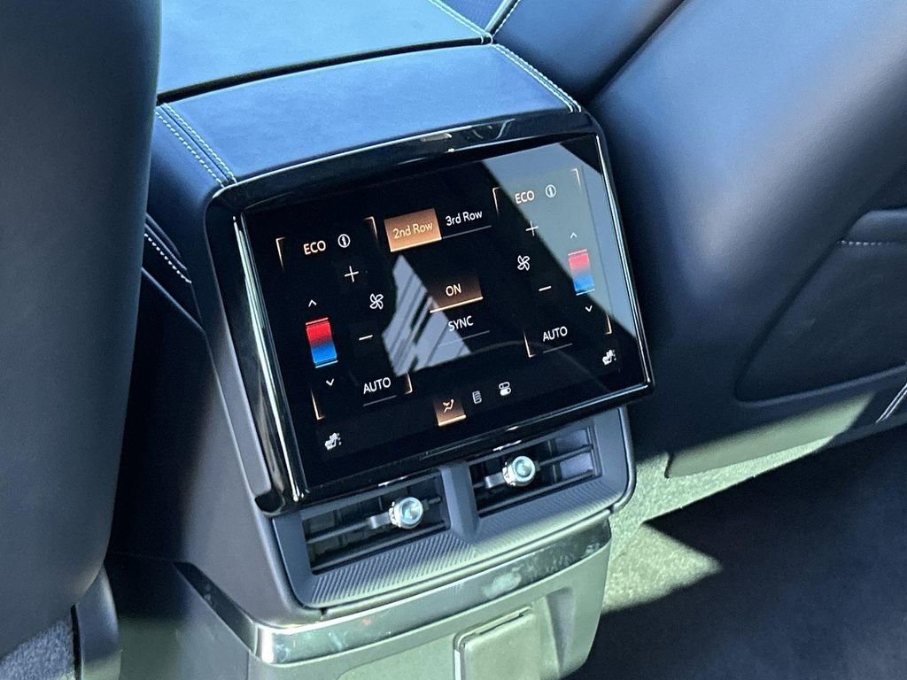 New 2026 Cadillac Vistiq Platinum image 28