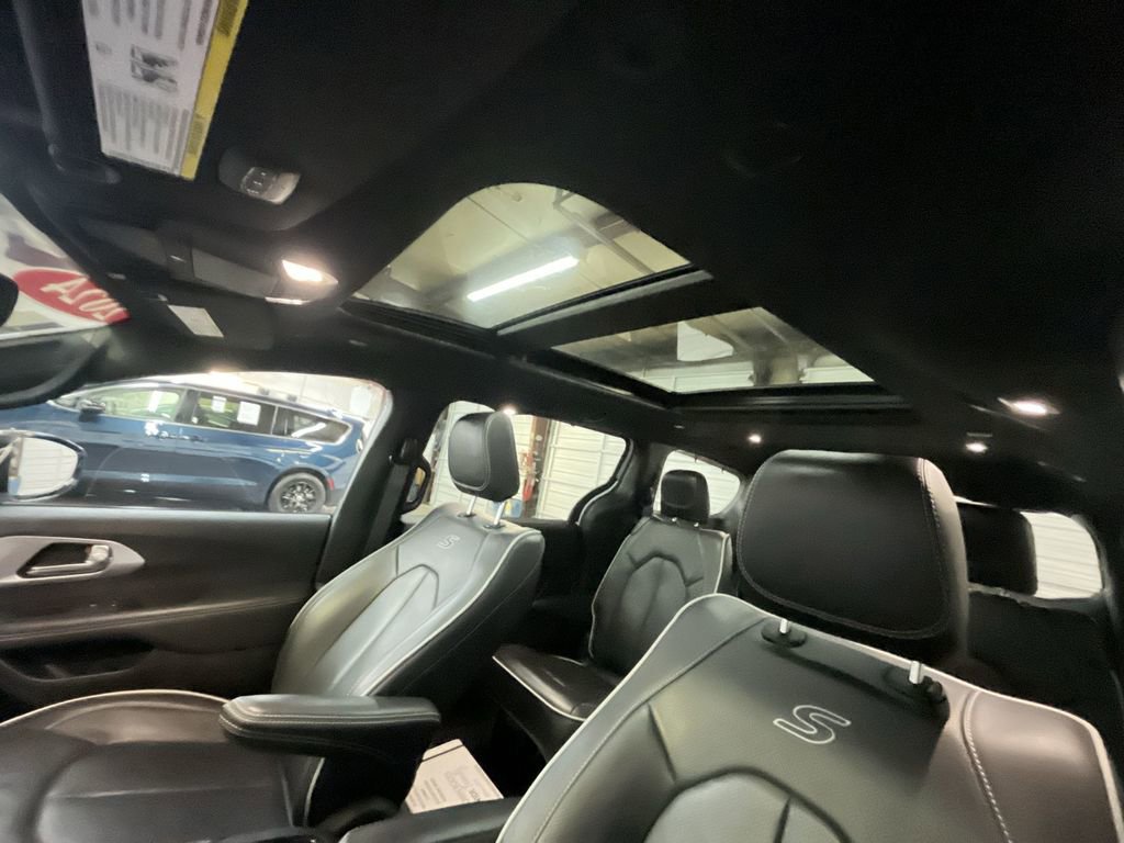 Used 2025 Chrysler Pacifica Limited image 22