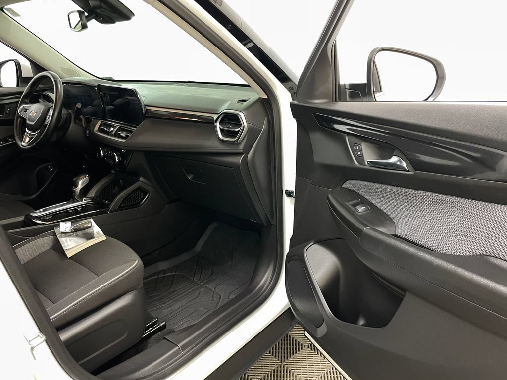 Certified 2025 Chevrolet TrailBlazer LT w/ Convenience Package FWD image 35