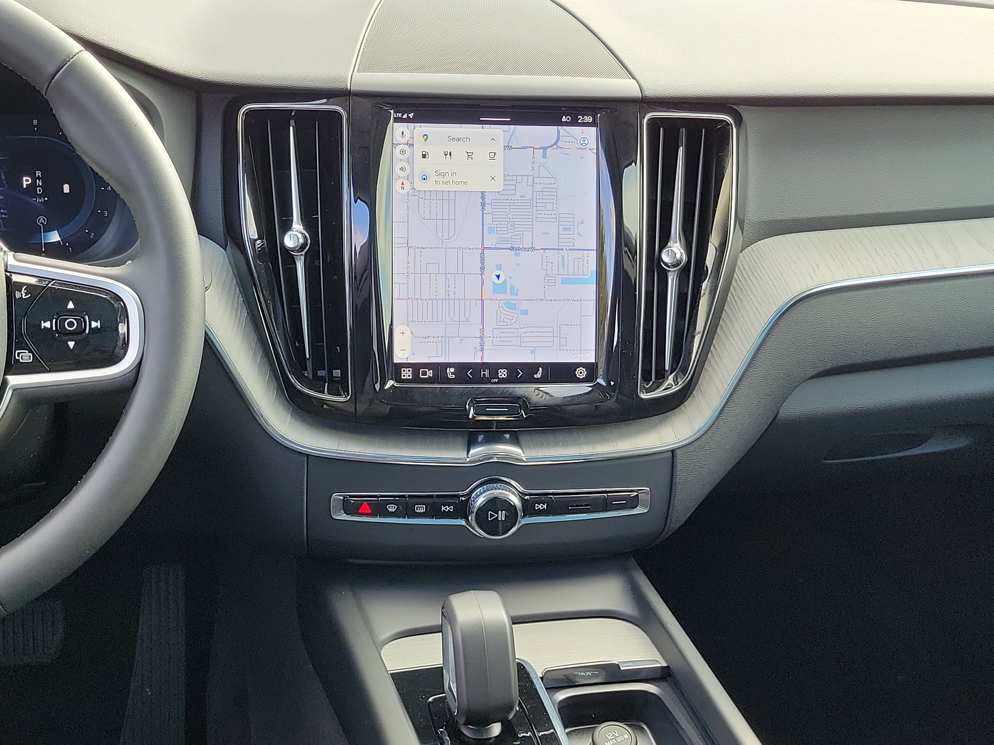 Used 2025 Volvo XC60 B5 Plus image 27