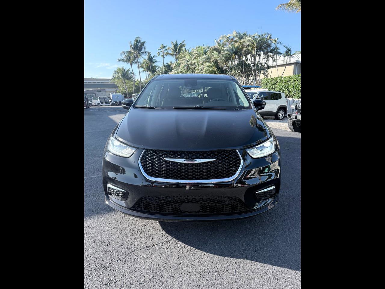 Used 2024 Chrysler Pacifica Touring-L image 2