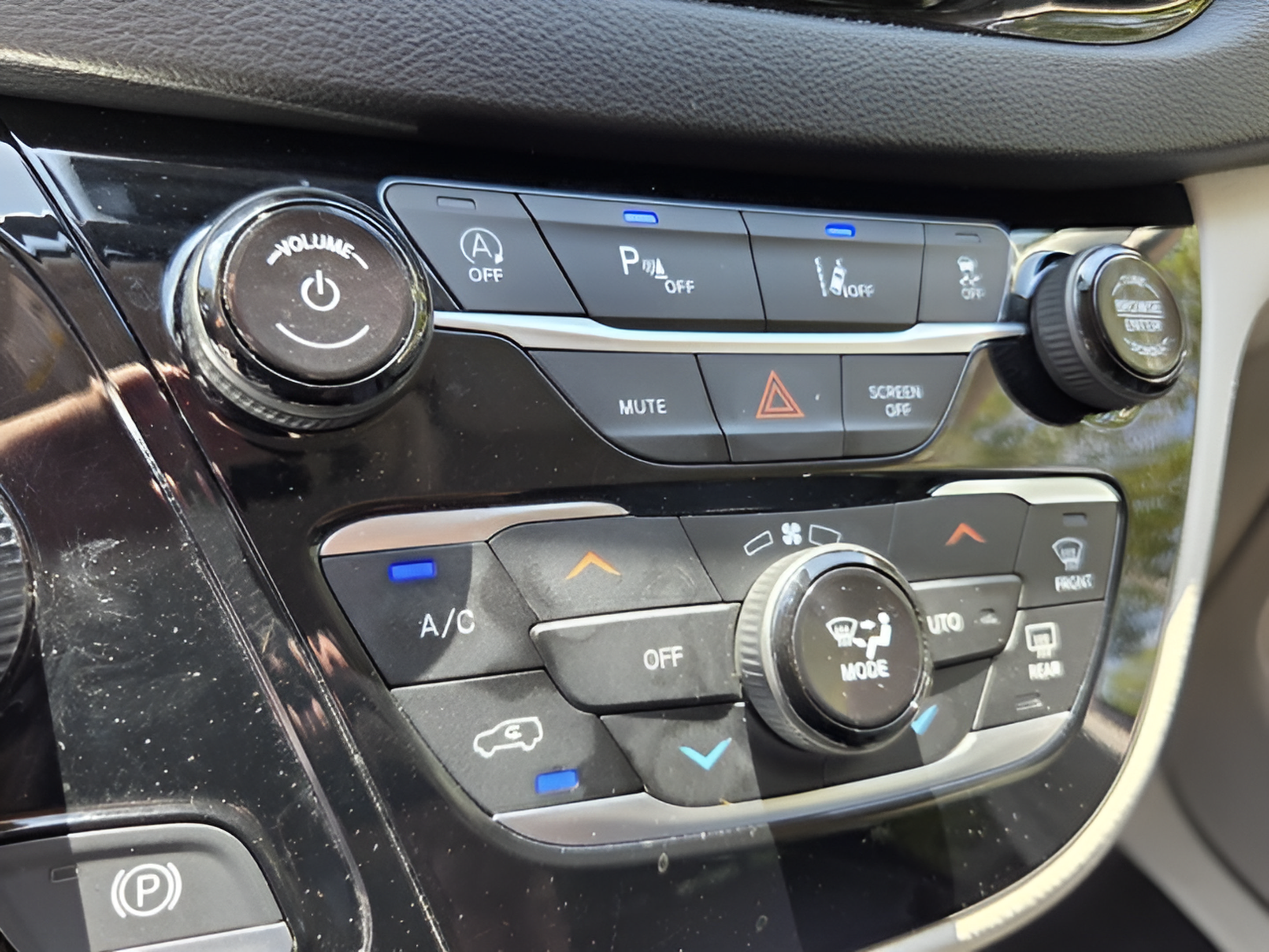 Used 2023 Chrysler Pacifica Touring-L FWD image 23