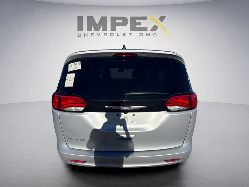 Used 2023 Chrysler Voyager LX FWD image 4