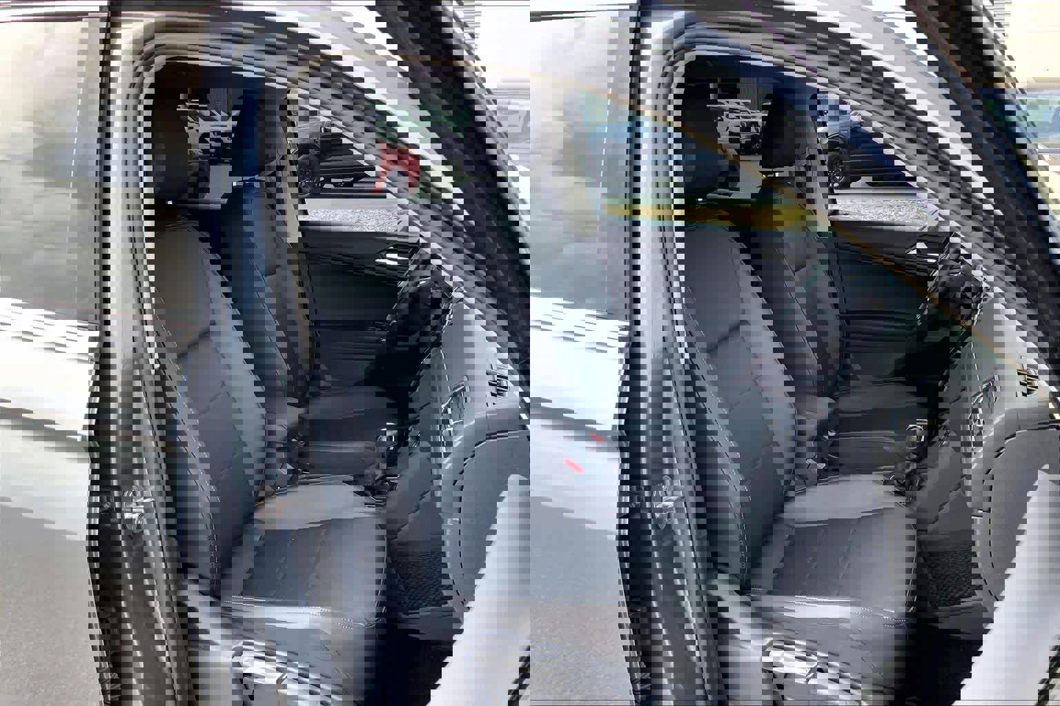 Used 2020 Volkswagen Tiguan SE image 9