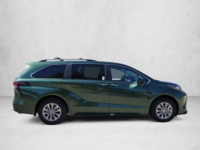 Used 2026 Toyota Sienna XLE FWD image 4