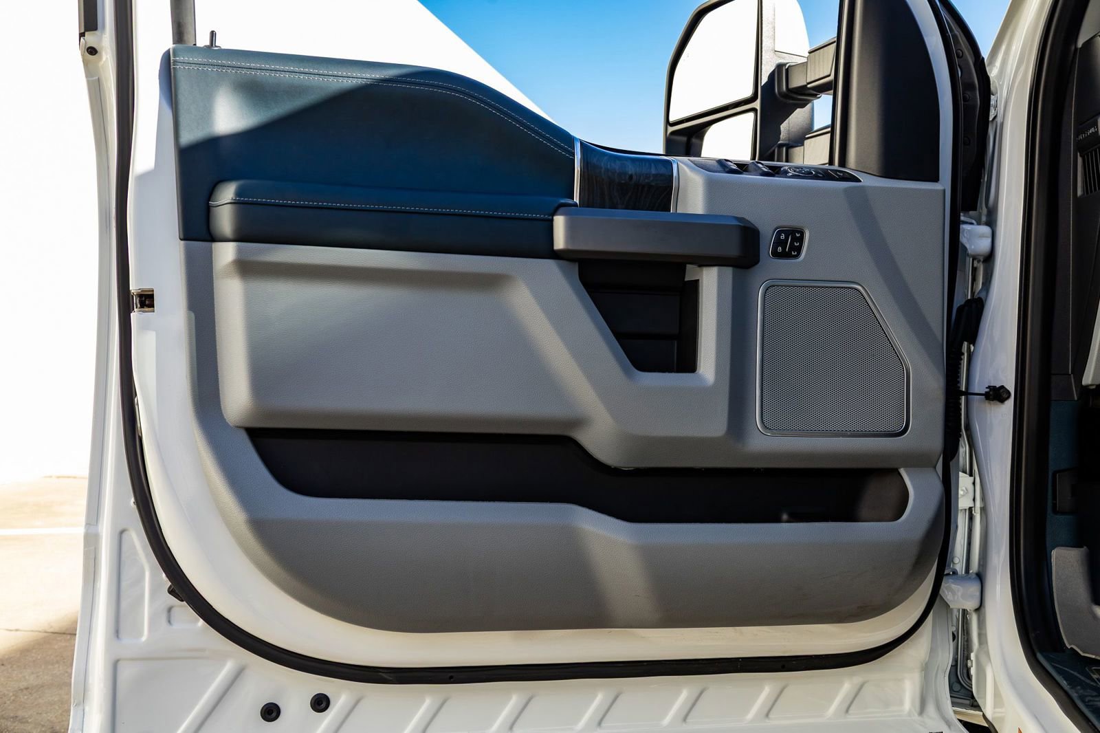 Used 2022 Ford F450 Limited w/ FX4 Off-Road Package image 34