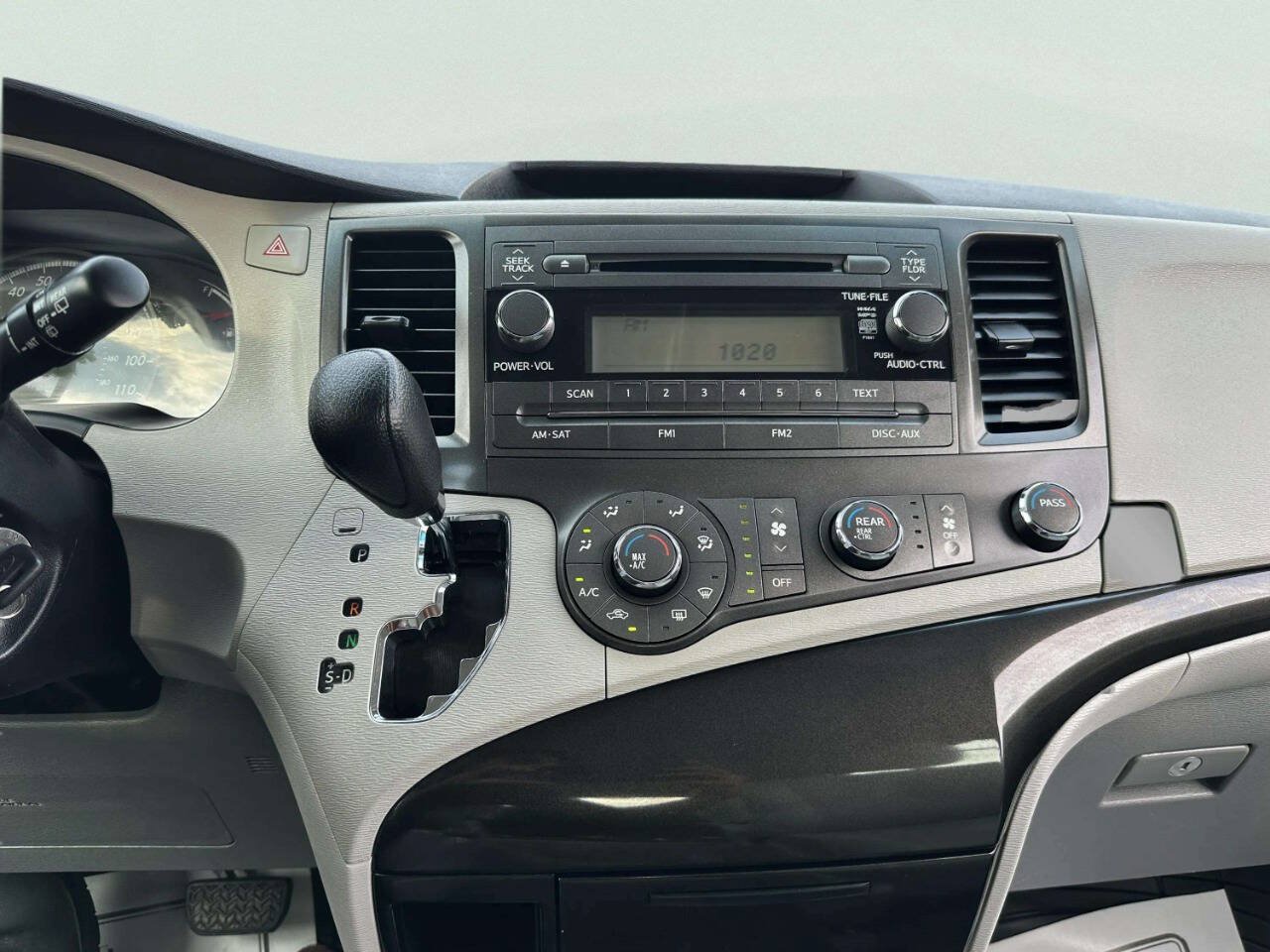 Used 2014 Toyota Sienna L FWD image 27