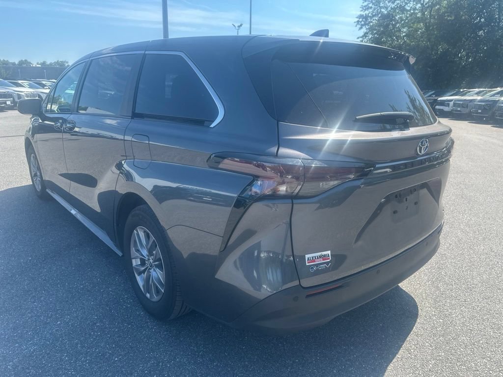 Used 2025 Toyota Sienna XLE FWD image 7