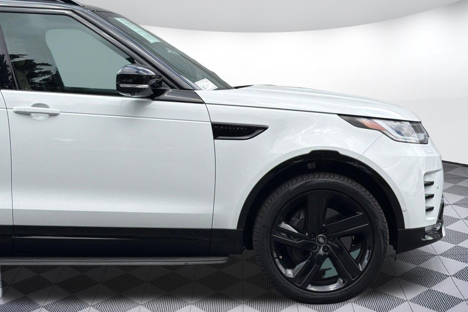 Used 2025 Land Rover Discovery Dynamic SE AWD/4WD image 23