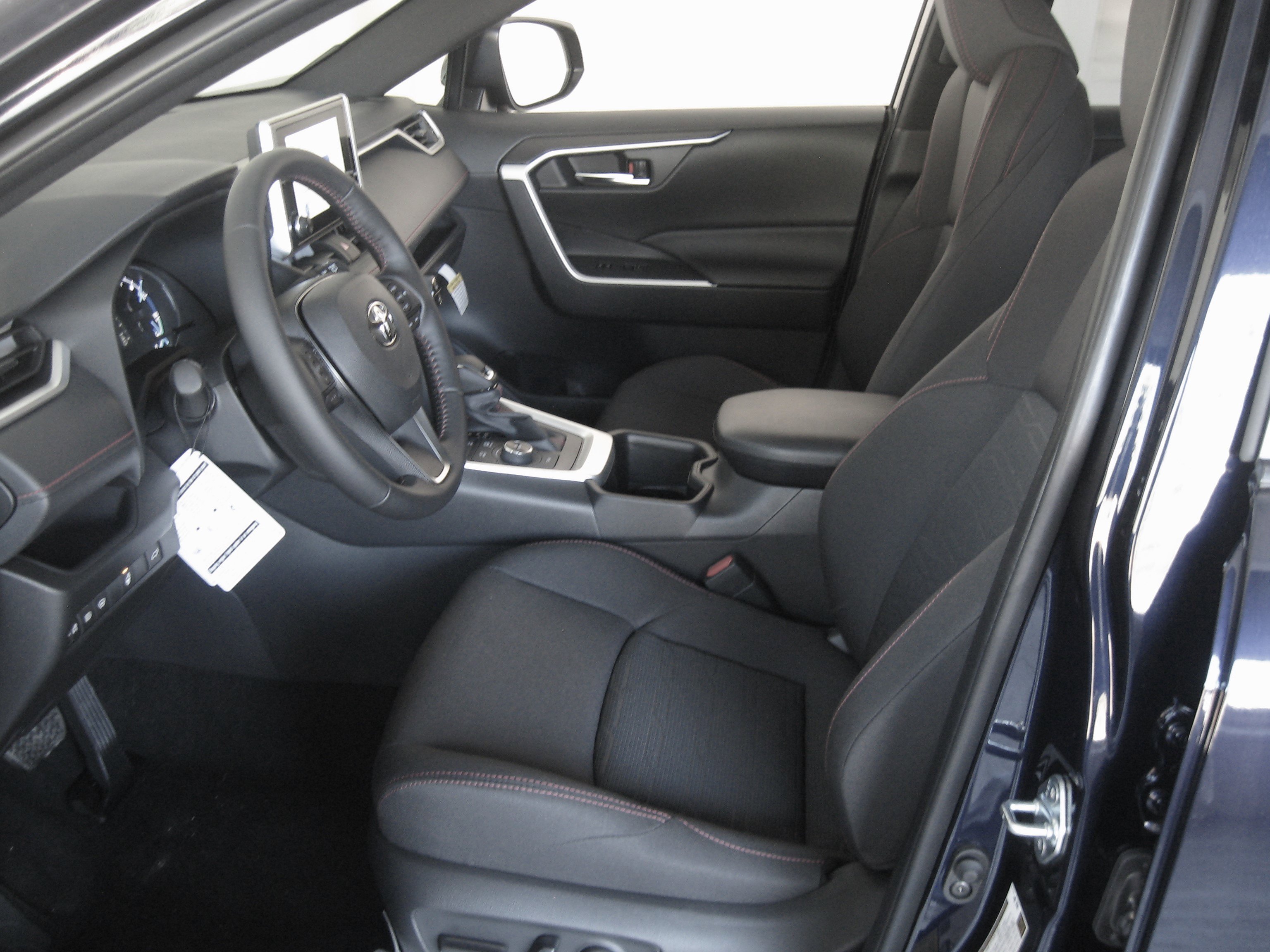 New 2025 Toyota RAV4 SE image 18