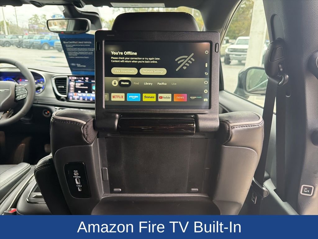 Used 2023 Chrysler Pacifica Limited w/ Uconnect Theater Family Group image 19