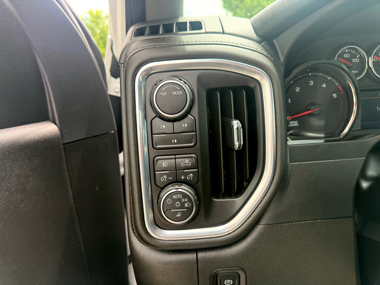 Used 2022 Chevrolet Silverado 3500 LT w/ Convenience Package image 18