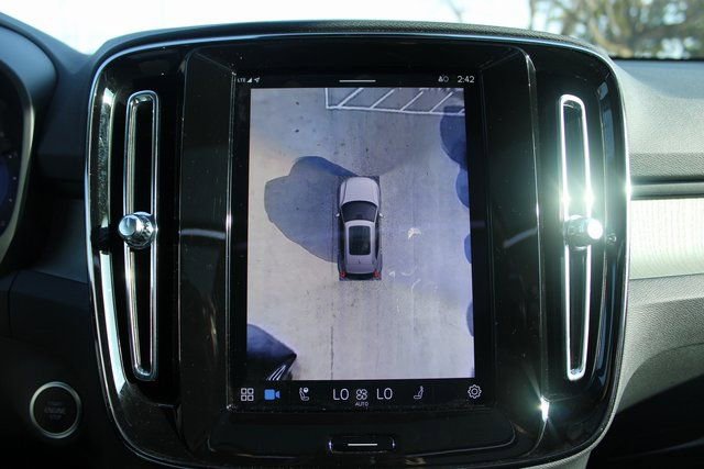 Used 2025 Volvo XC40 B5 Plus image 25