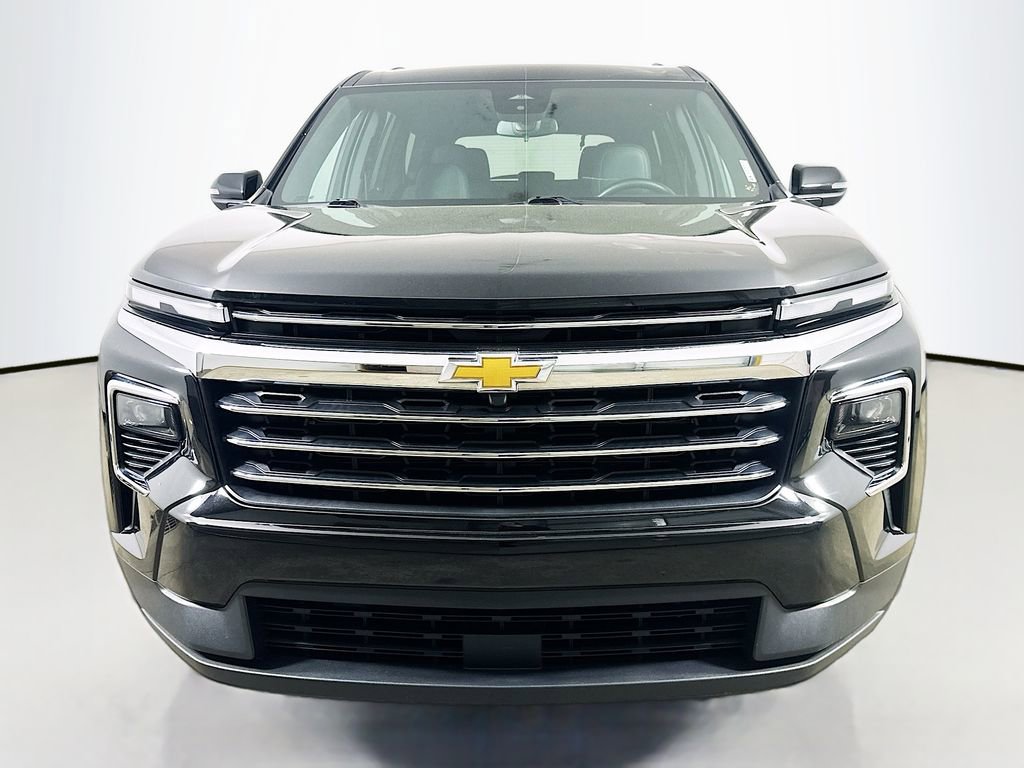 Used 2025 Chevrolet Traverse LT image 2