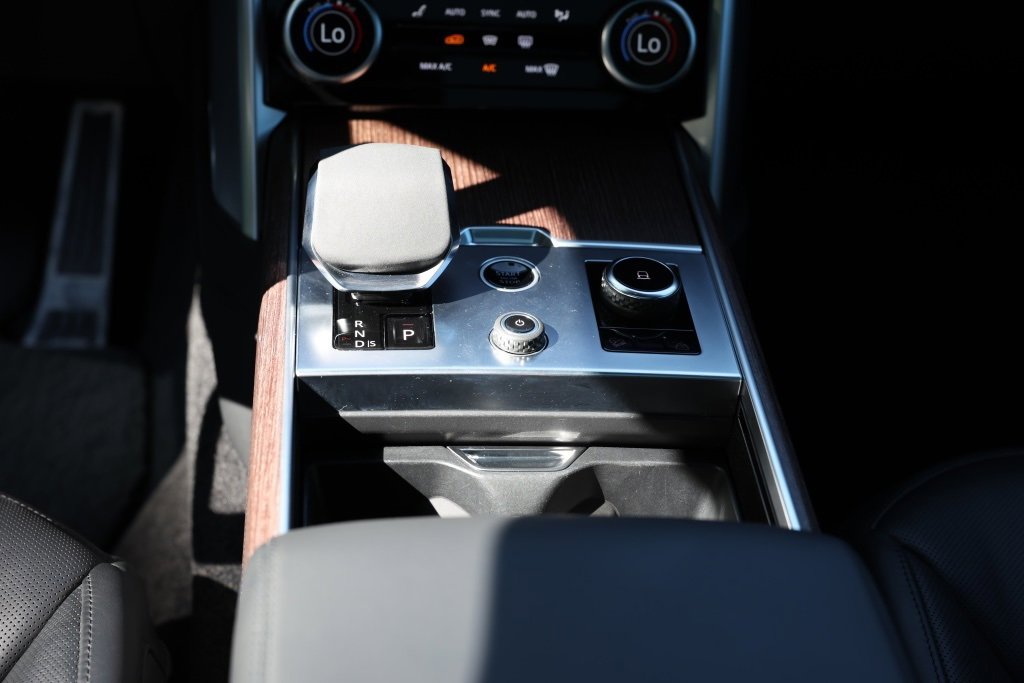 Used 2023 Land Rover Range Rover Long Wheelbase Autobiography image 12