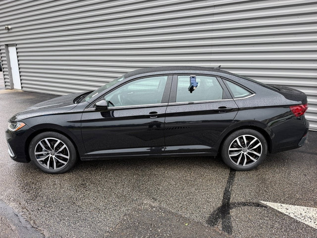 Used 2025 Volkswagen Jetta SE FWD image 2