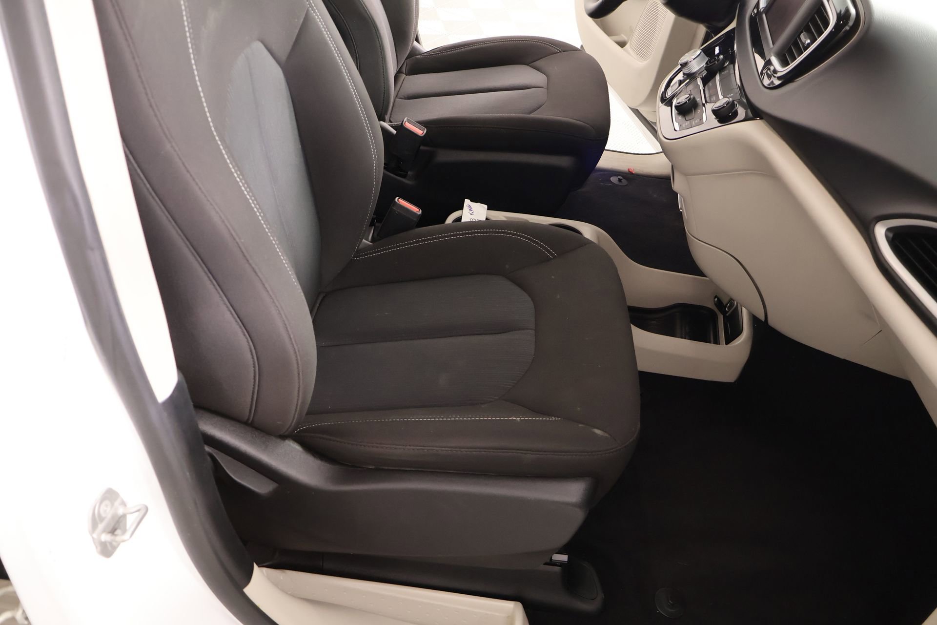 Used 2022 Chrysler Voyager LX image 13