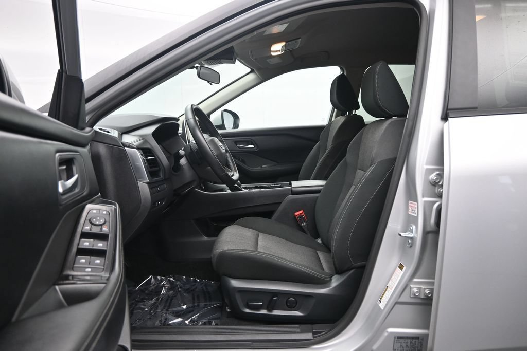 Used 2025 Nissan Rogue SV AWD/4WD image 24