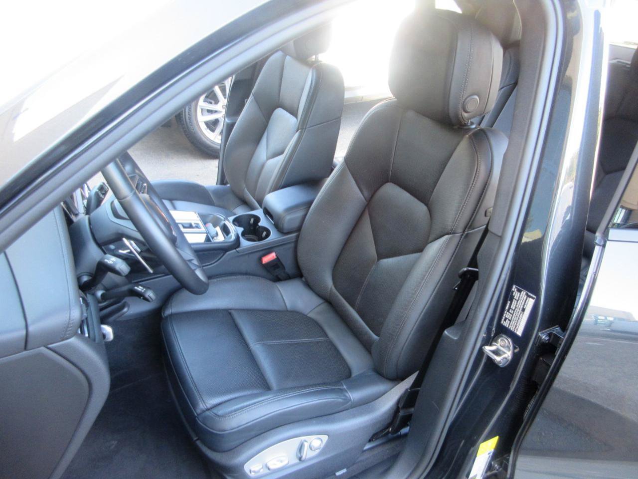 Used 2025 Porsche Macan w/ Premium Package Plus AWD/4WD image 12