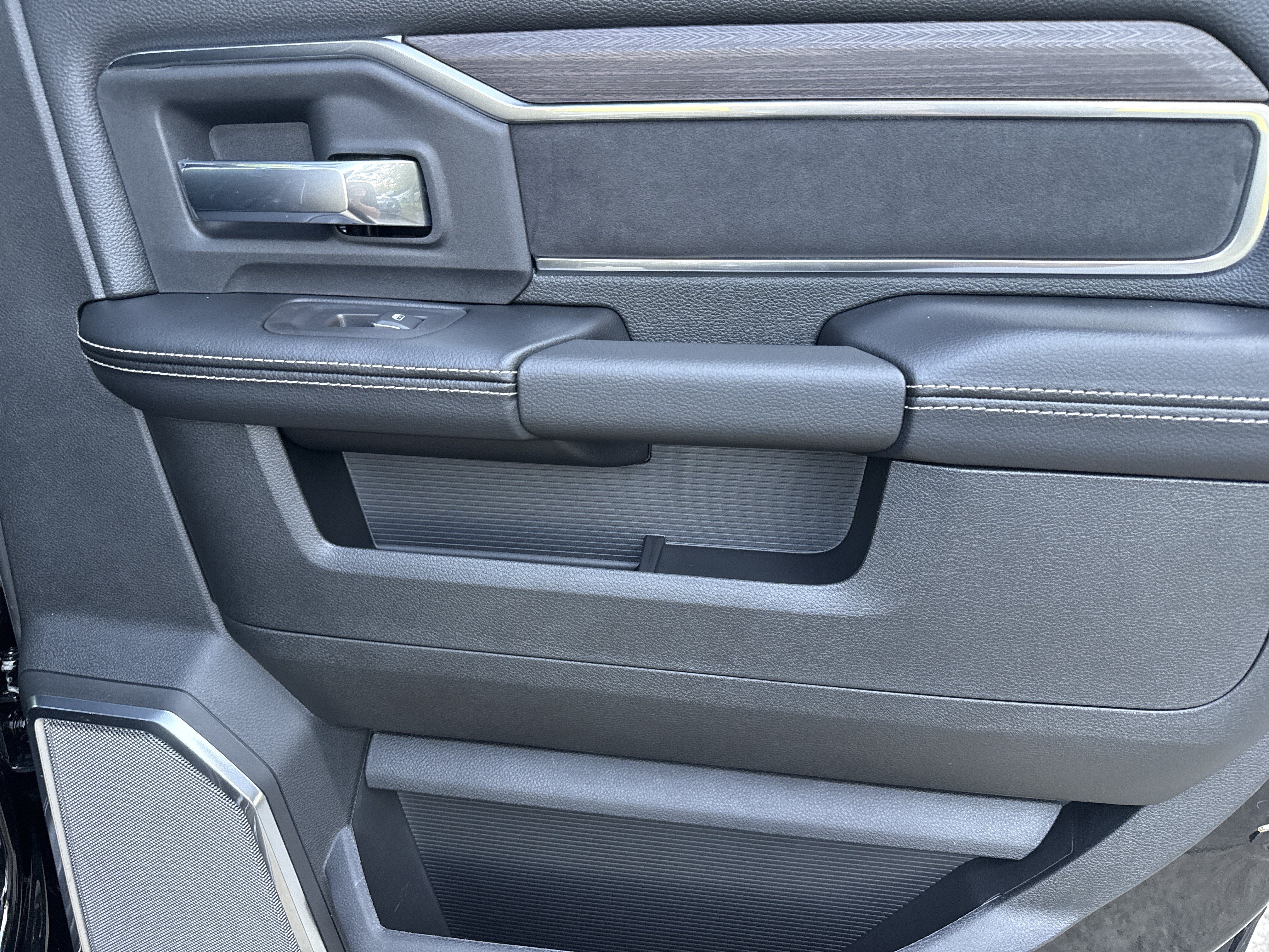 New 2026 RAM 5500 4x4 Crew Cab w/ Laramie Trim Package image 18