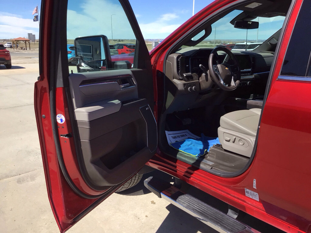 Used 2025 Chevrolet Silverado 3500 LTZ w/ LTZ Convenience Package image 10
