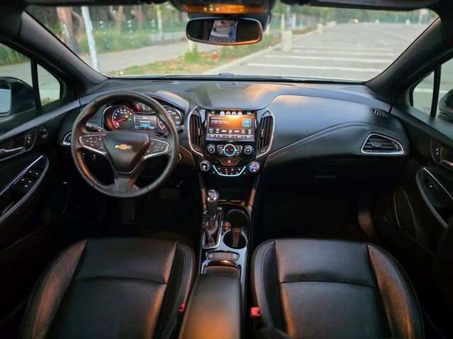 Used 2018 Chevrolet Cruze Premier image 23