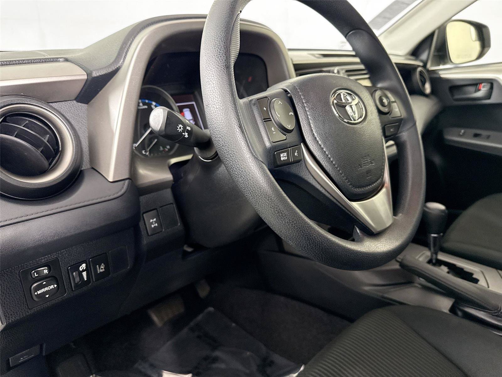 Used 2018 Toyota RAV4 LE w/ All Weather Liner Package AWD/4WD image 4