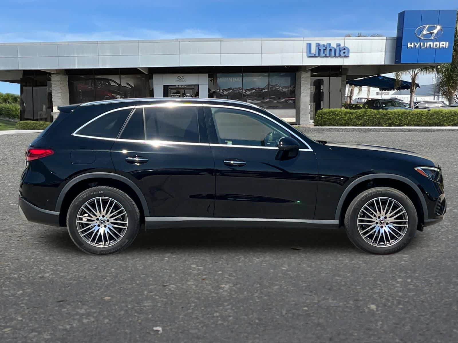 Used 2023 Mercedes-Benz GLC 300 4MATIC w/ Exclusive Trim Package image 9