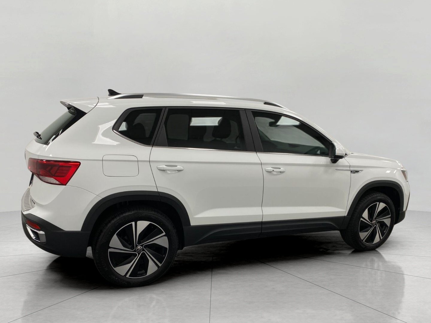 Used 2023 Volkswagen Taos SE w/ Panoramic Sunroof Package AWD/4WD image 3