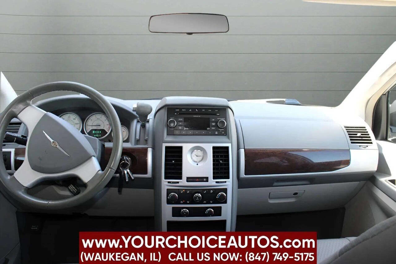 Used 2010 Chrysler Town & Country Touring image 30