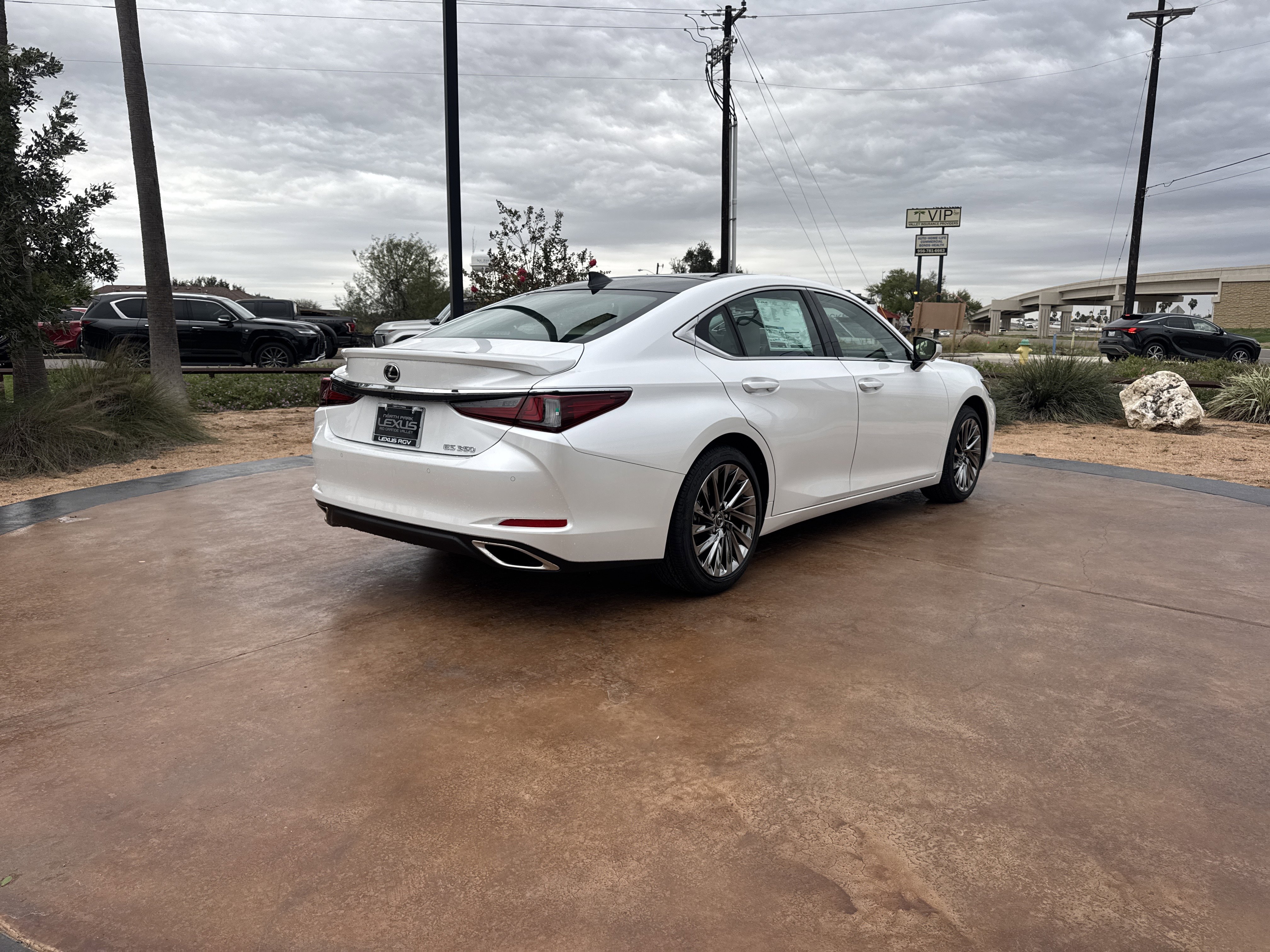 New 2025 Lexus ES 350 Ultra Luxury image 2
