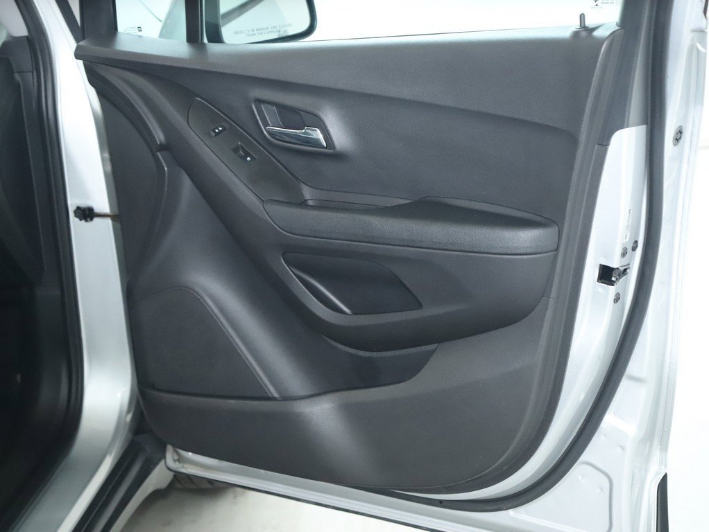 Used 2018 Chevrolet Trax LS image 31