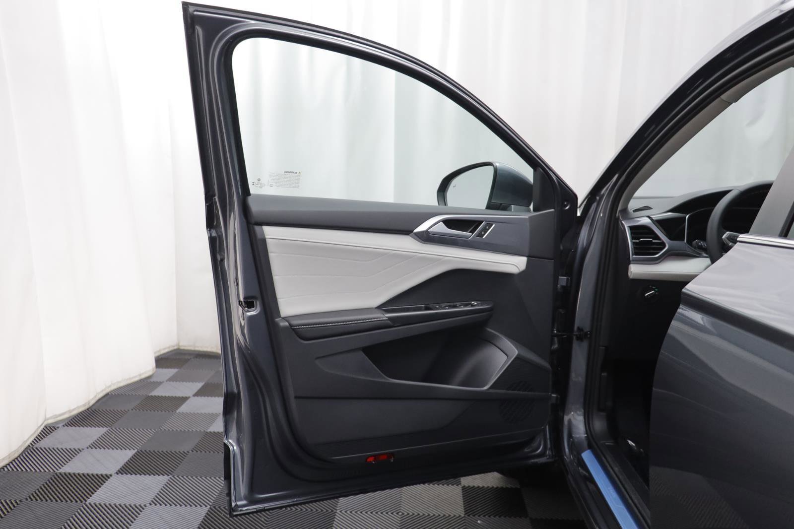 New 2026 Volkswagen Taos SEL image 4