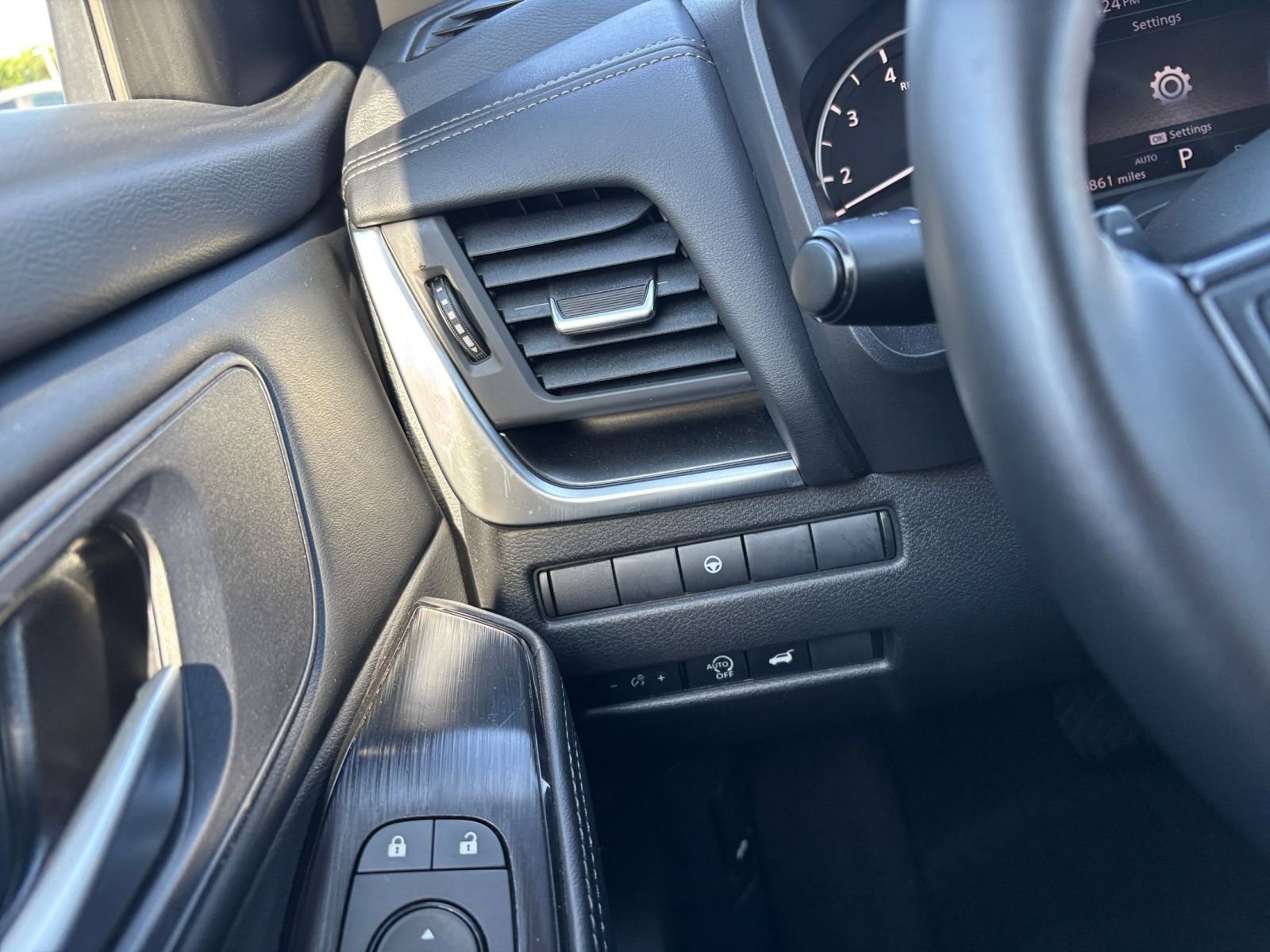 Used 2025 Nissan Rogue SV AWD/4WD image 36