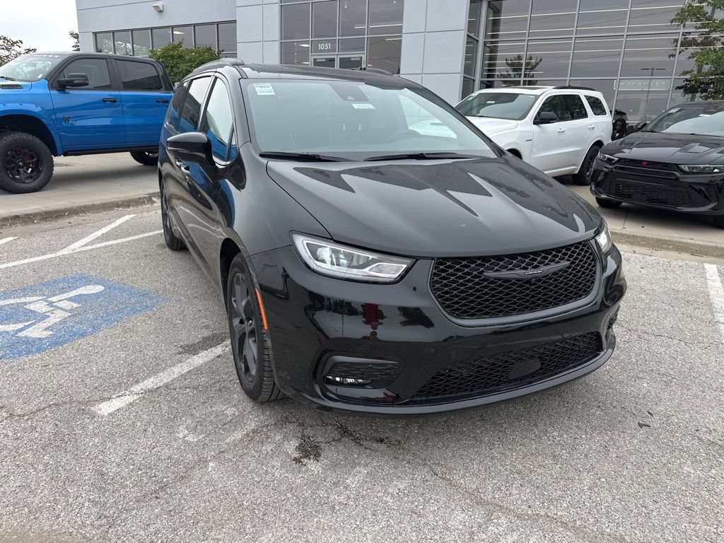 New 2026 Chrysler Pacifica Limited w/ S Appearance Package FWD image 8
