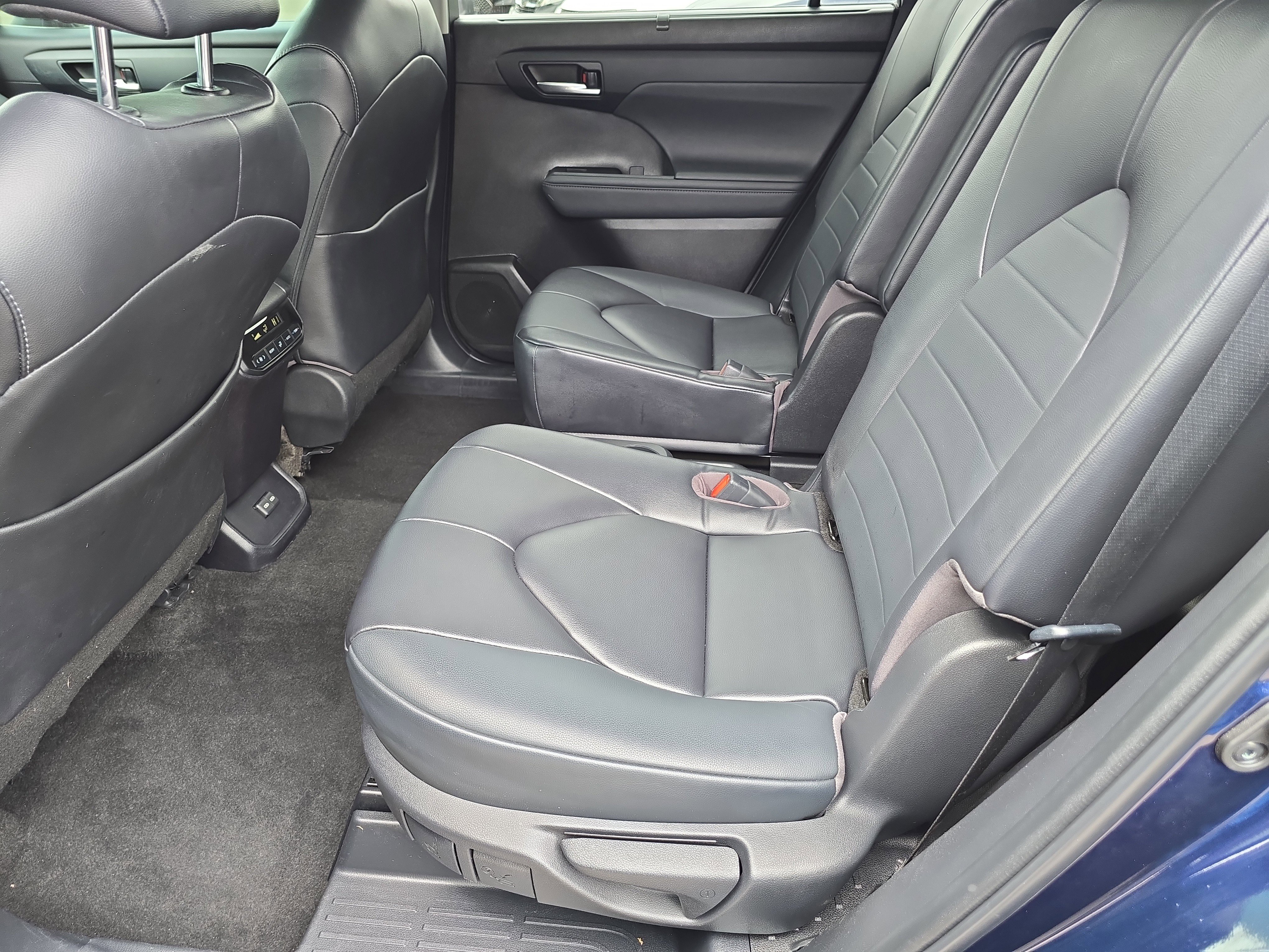 Used 2023 Toyota Highlander XLE AWD/4WD image 17