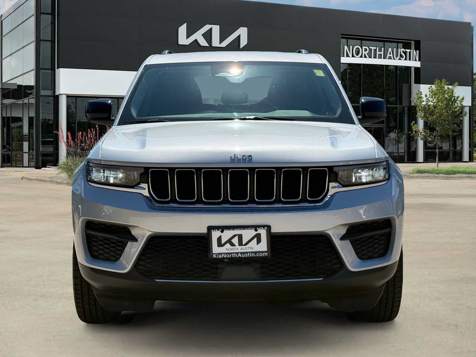 Used 2023 Jeep Grand Cherokee Laredo RWD image 5