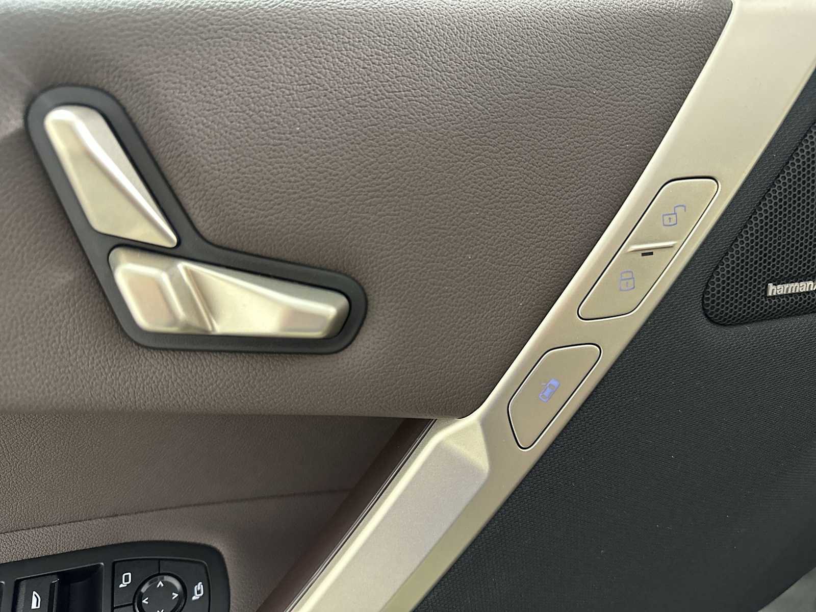 New 2026 BMW iX xDrive60 image 12