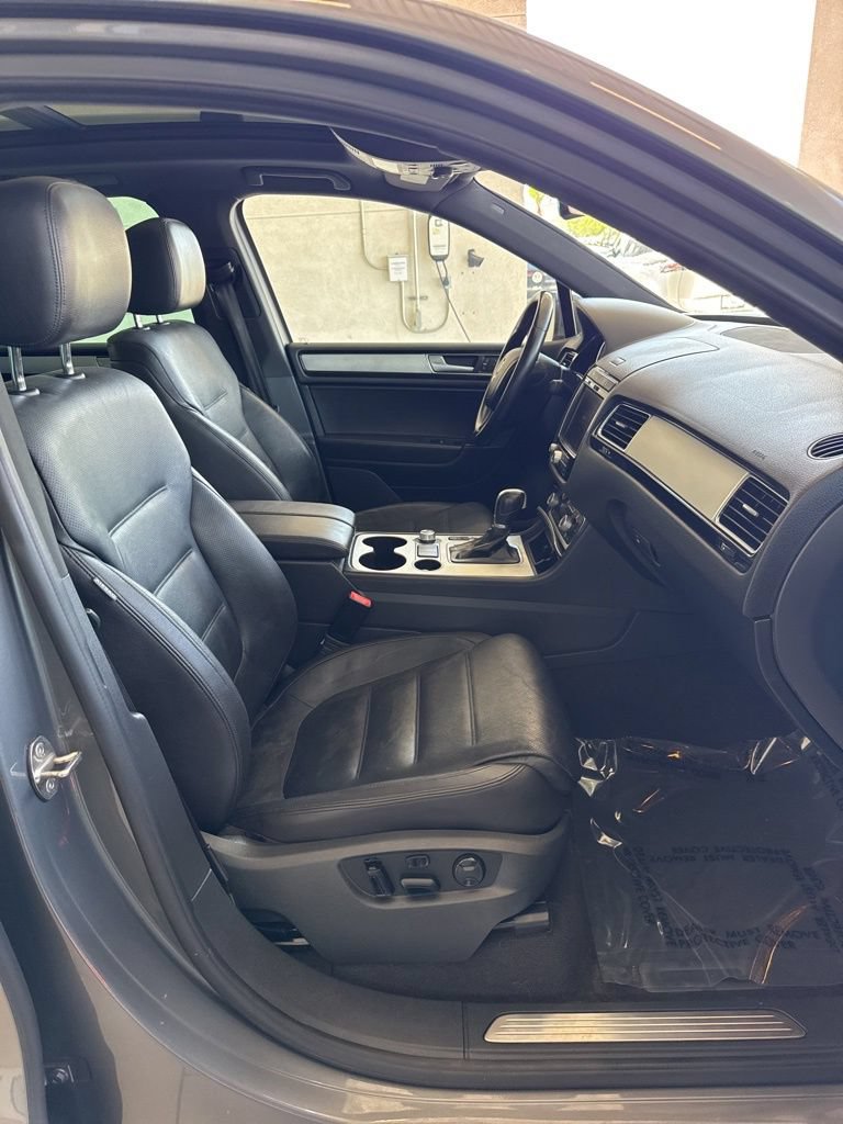 Used 2017 Volkswagen Touareg Wolfsburg Edition AWD/4WD image 8
