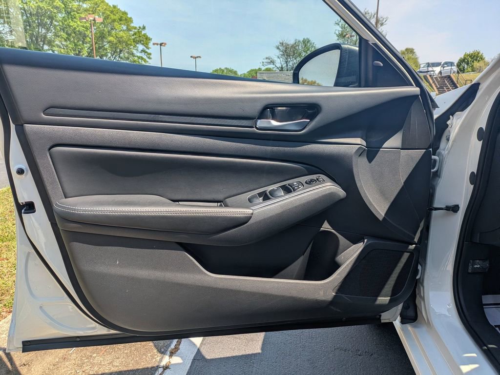 Used 2025 Nissan Altima 2.5 SV image 11