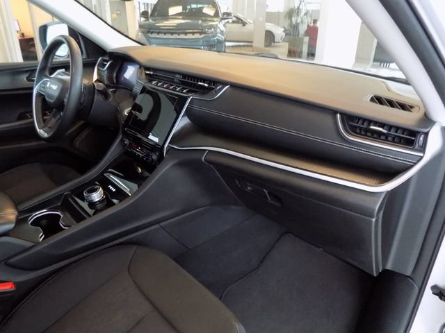 Certified 2024 Jeep Grand Cherokee Laredo RWD image 17