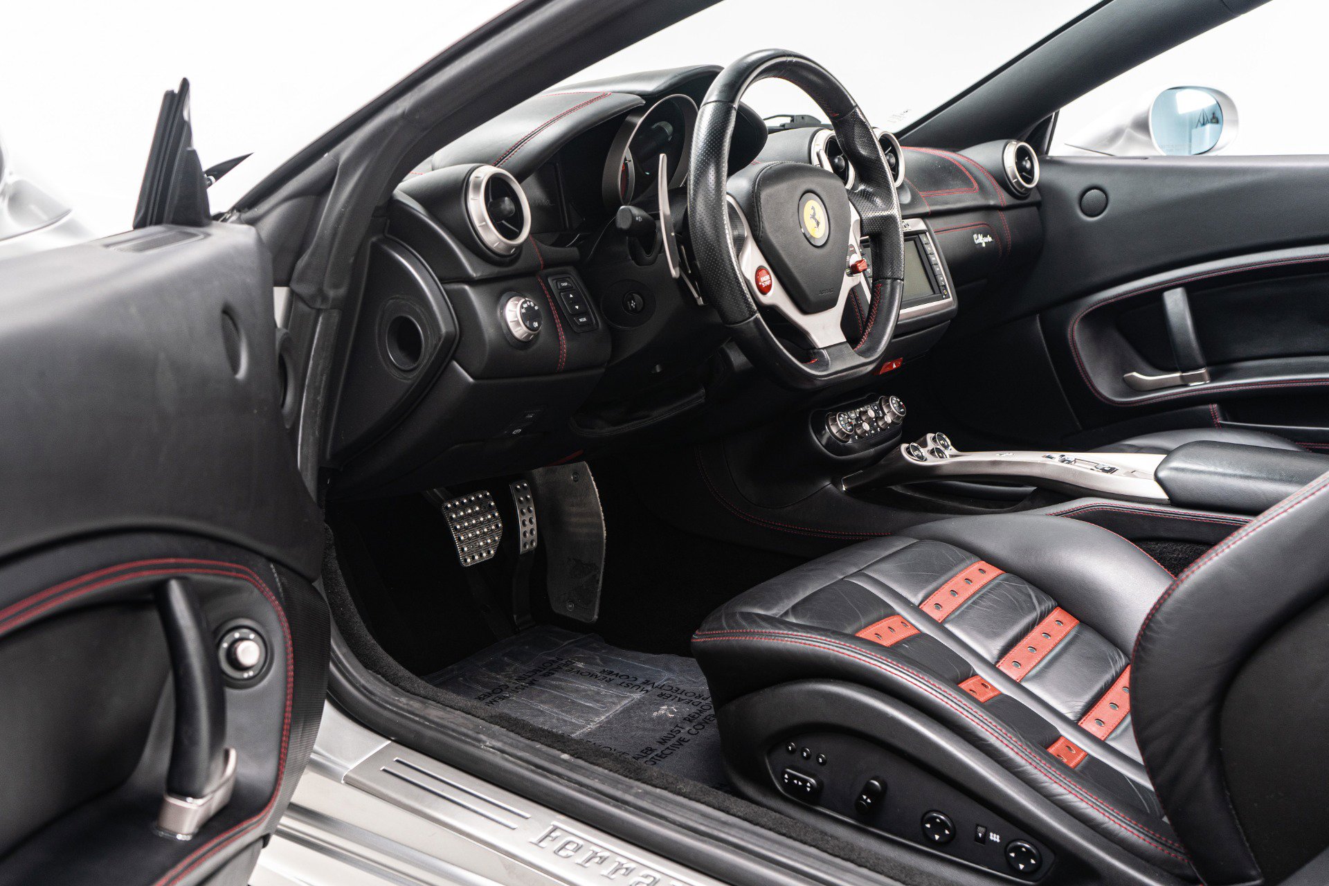 Used 2013 Ferrari California image 23