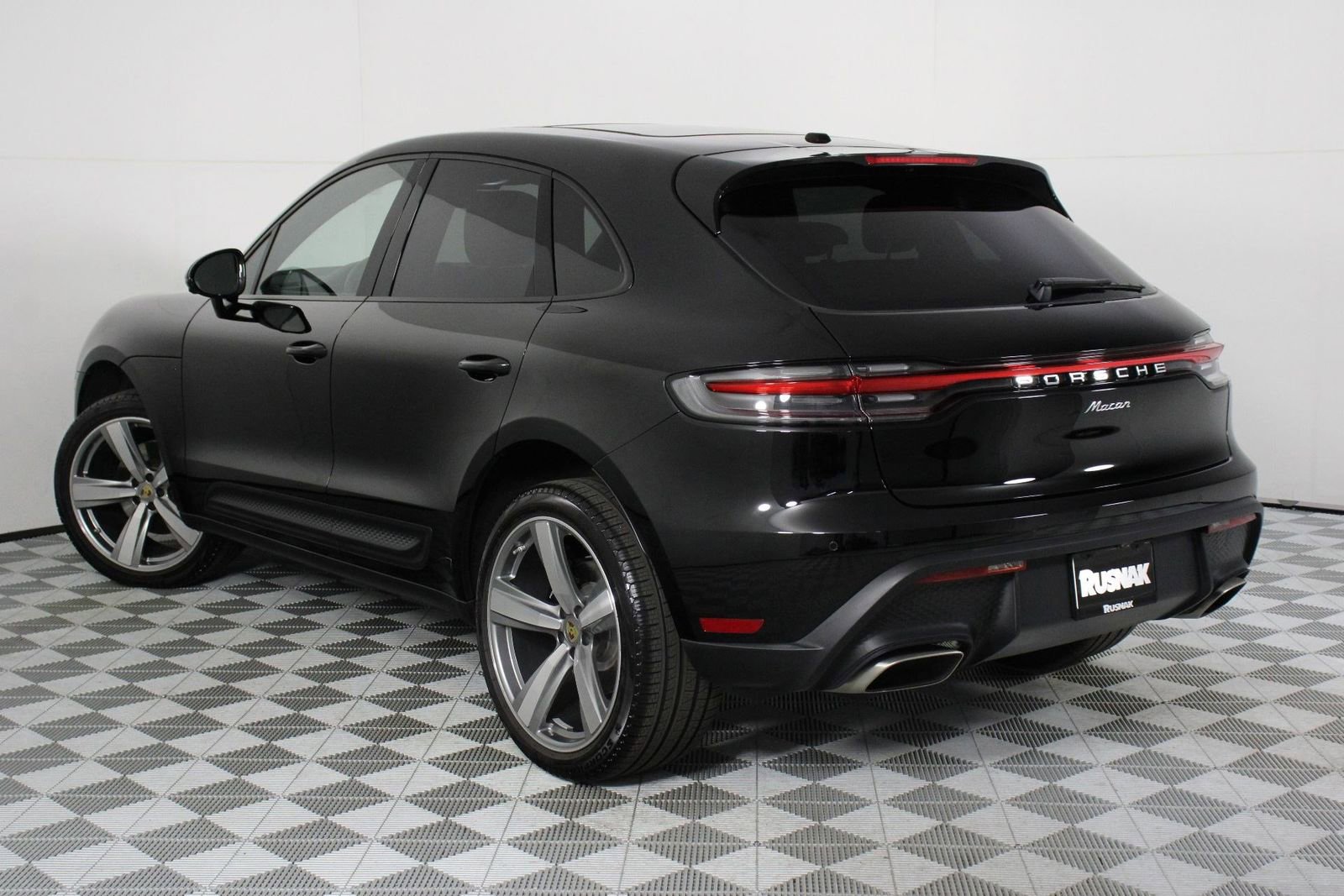 Certified 2025 Porsche Macan AWD/4WD image 3